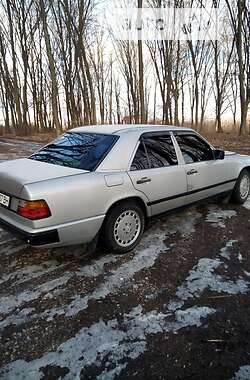 Седан Mercedes-Benz E-Class 1987 в 