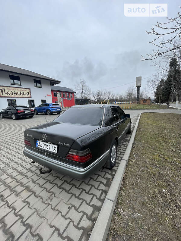 Седан Mercedes-Benz E-Class 1990 в Ладижині