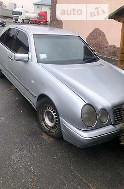 Седан Mercedes-Benz E-Class 1998 в Жовкве