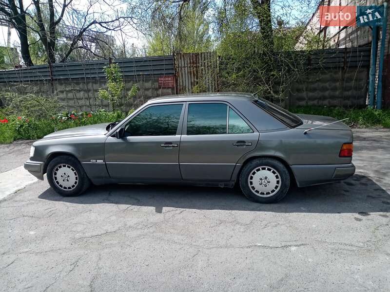 Mercedes-Benz E-Class 1986