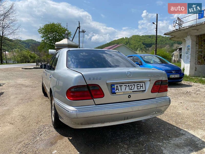 Седан Mercedes-Benz E-Class 2000 в Косове