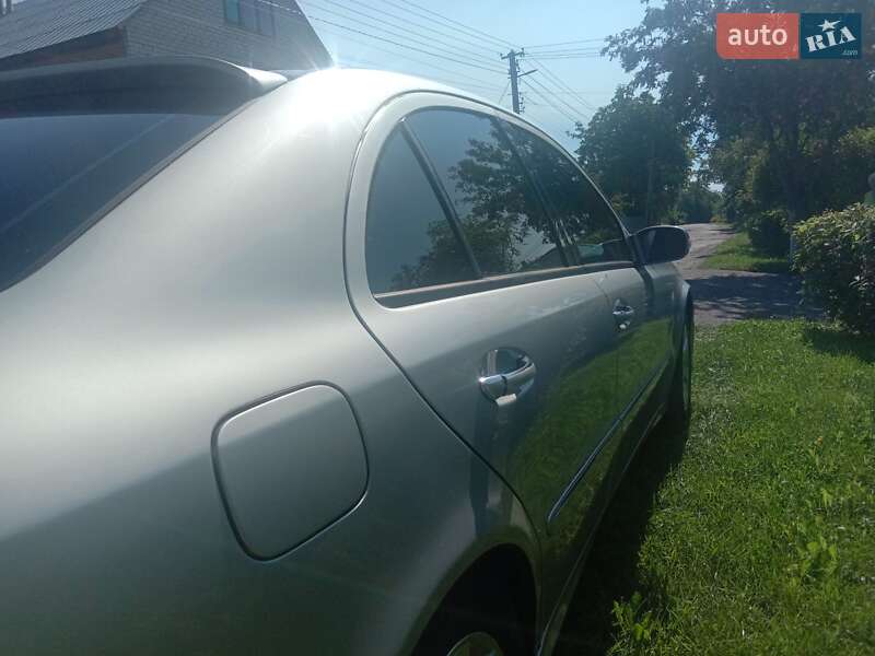 Седан Mercedes-Benz E-Class 2002 в Гадяче