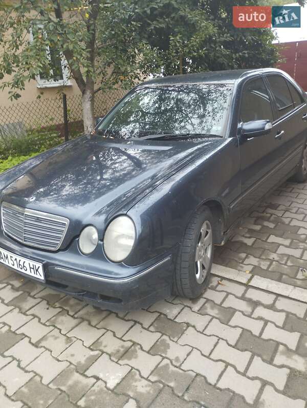Седан Mercedes-Benz E-Class 2000 в Звягеле