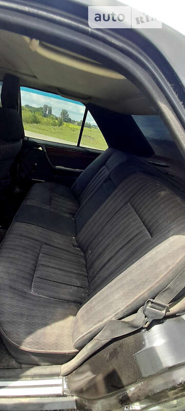 Седан Mercedes-Benz E-Class 1991 в Шумске