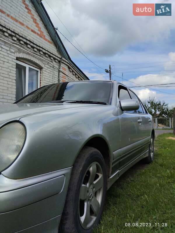 Седан Mercedes-Benz E-Class 2002 в Ратному