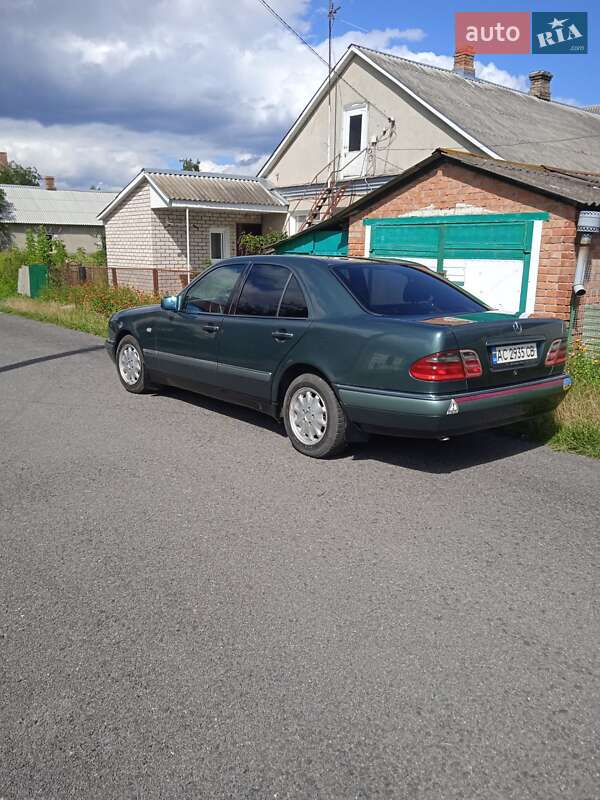 Седан Mercedes-Benz E-Class 1996 в Луцке