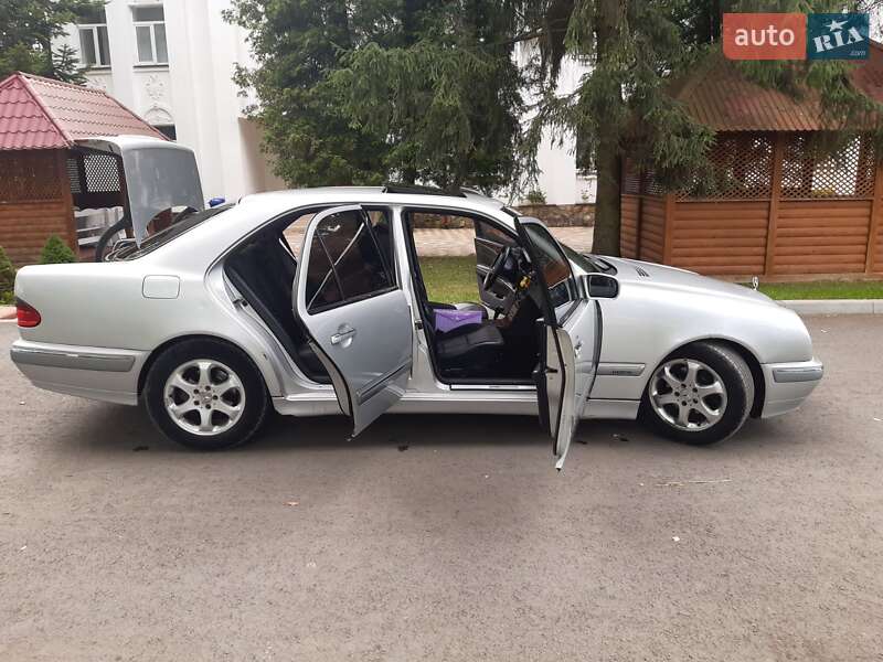 Седан Mercedes-Benz E-Class 2001 в Самборе