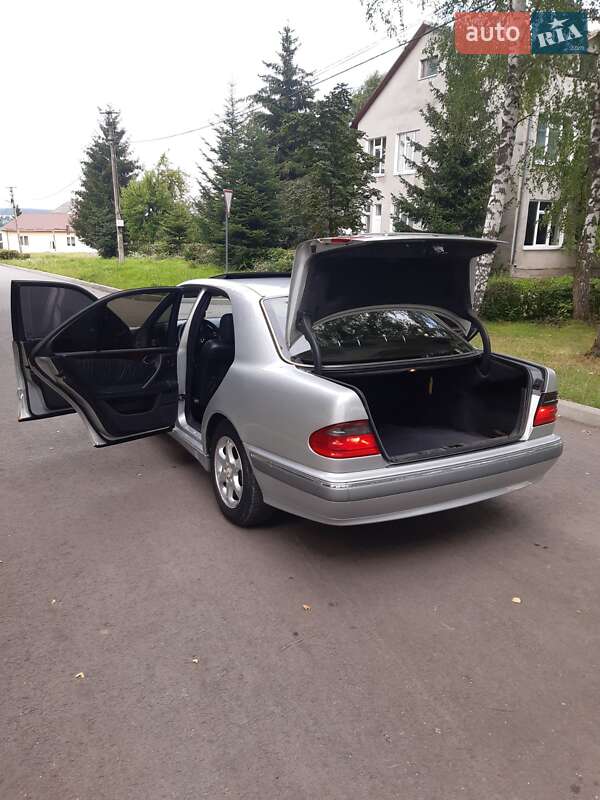 Седан Mercedes-Benz E-Class 2001 в Самборе