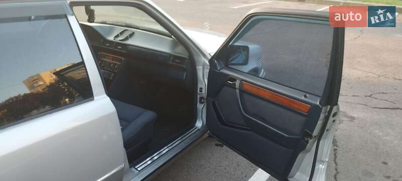 Седан Mercedes-Benz E-Class 1994 в Львові
