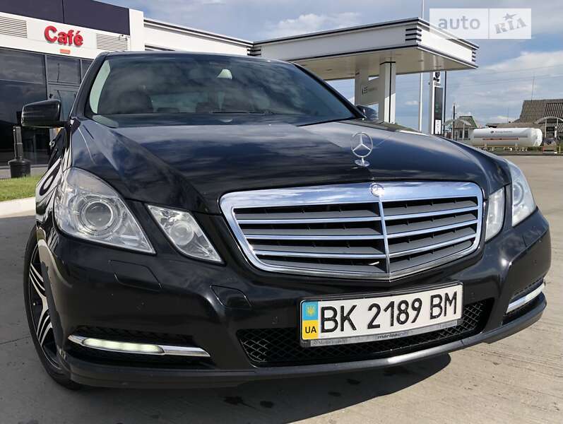 Седан Mercedes-Benz E-Class 2011 в Вараше