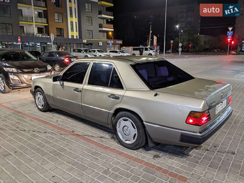 Седан Mercedes-Benz E-Class 1993 в Івано-Франківську