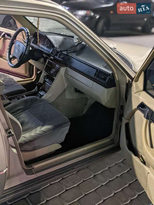 Седан Mercedes-Benz E-Class 1993 в Івано-Франківську