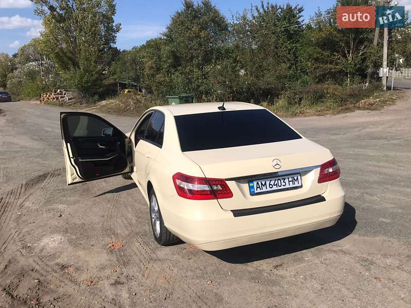 Седан Mercedes-Benz E-Class 2012 в Пулинах