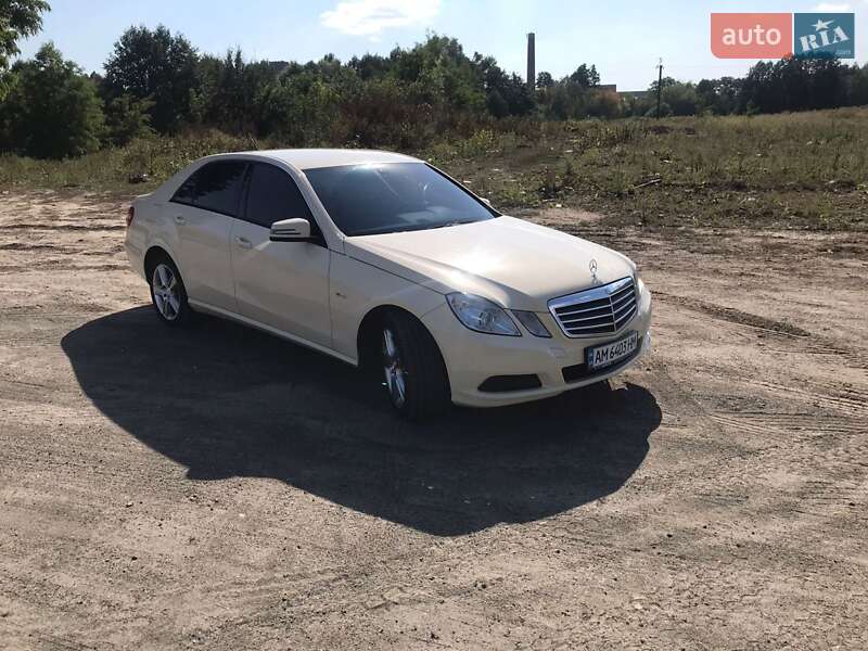 Седан Mercedes-Benz E-Class 2012 в Пулинах