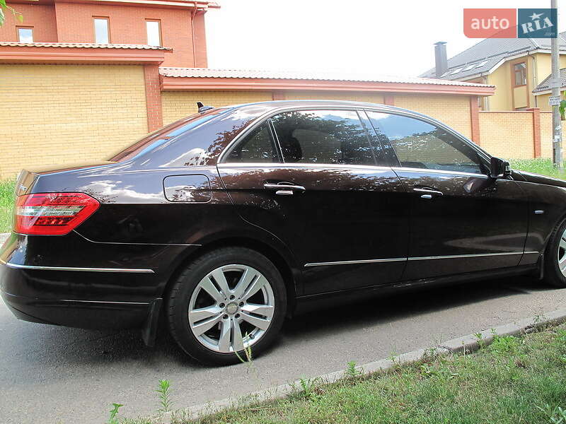 Седан Mercedes-Benz E-Class 2011 в Днепре