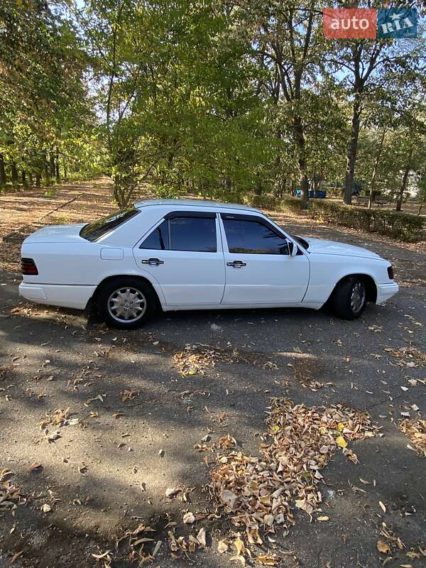 Седан Mercedes-Benz E-Class 1995 в Черноморске