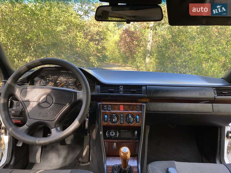 Седан Mercedes-Benz E-Class 1995 в Черноморске