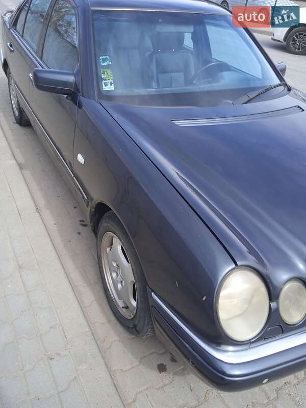 Седан Mercedes-Benz E-Class 1997 в Чернівцях