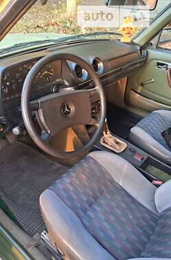 Седан Mercedes-Benz E-Class 1980 в 