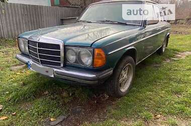 Седан Mercedes-Benz E-Class 1980 в 