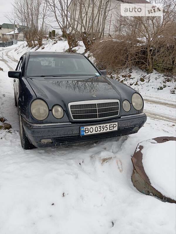 Седан Mercedes-Benz E-Class 1996 в Монастыриске