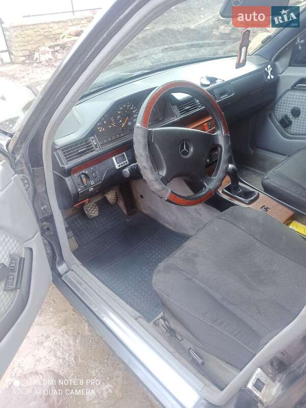Седан Mercedes-Benz E-Class 1991 в Бучаче