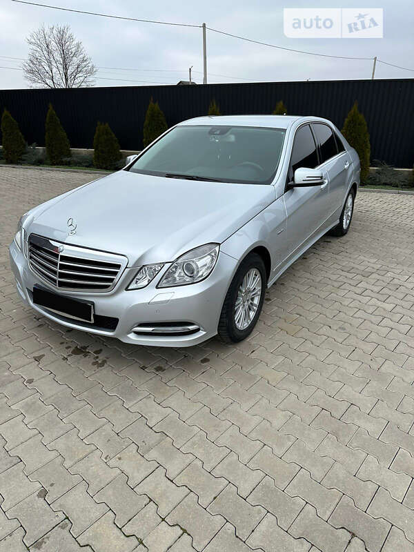 Седан Mercedes-Benz E-Class 2011 в Новоселиці