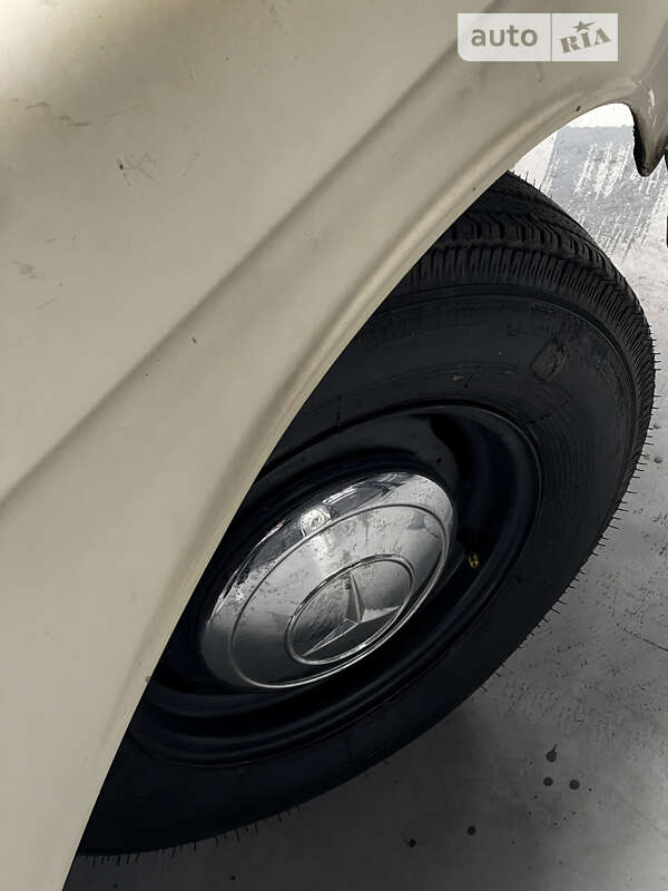 Седан Mercedes-Benz E-Class 1970 в Дніпрі