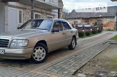 Седан Mercedes-Benz E-Class 1986 в Старому Самборі