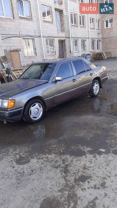 Седан Mercedes-Benz E-Class 1985 в Луцке