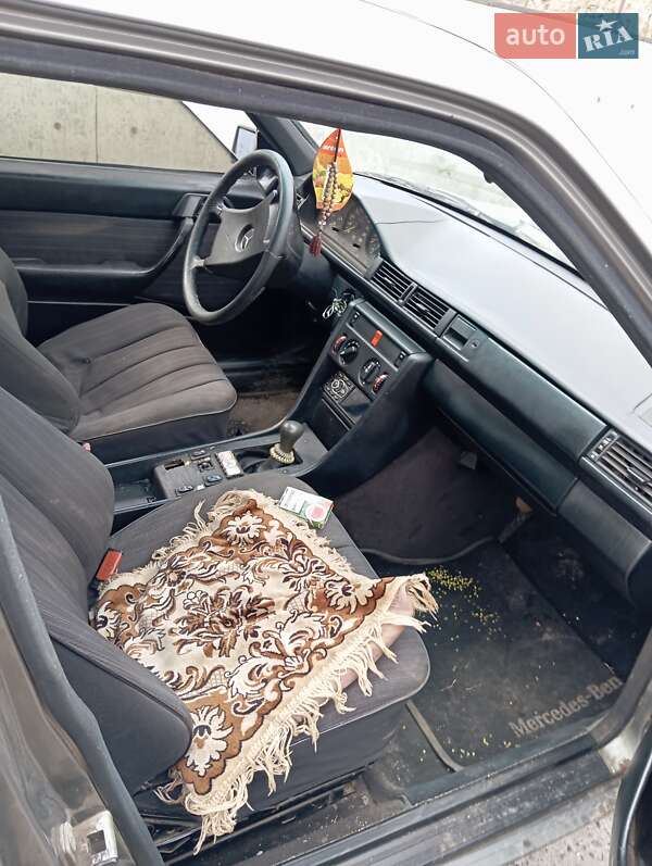 Седан Mercedes-Benz E-Class 1988 в Полтаве