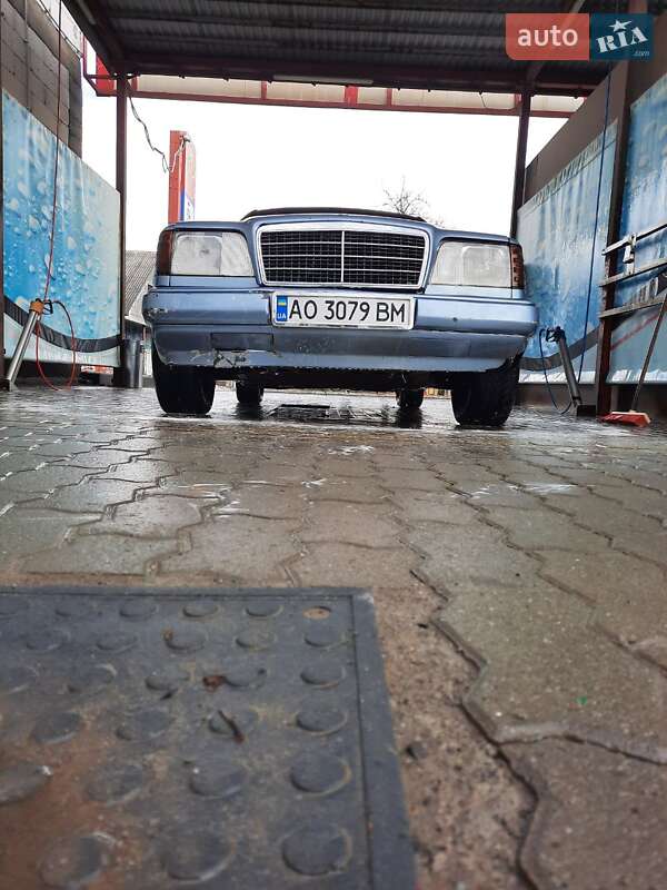 Седан Mercedes-Benz E-Class 1986 в Хусте