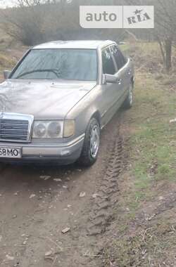 Седан Mercedes-Benz E-Class 1985 в Надворной