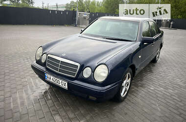 Седан Mercedes-Benz E-Class 2000 в Киеве