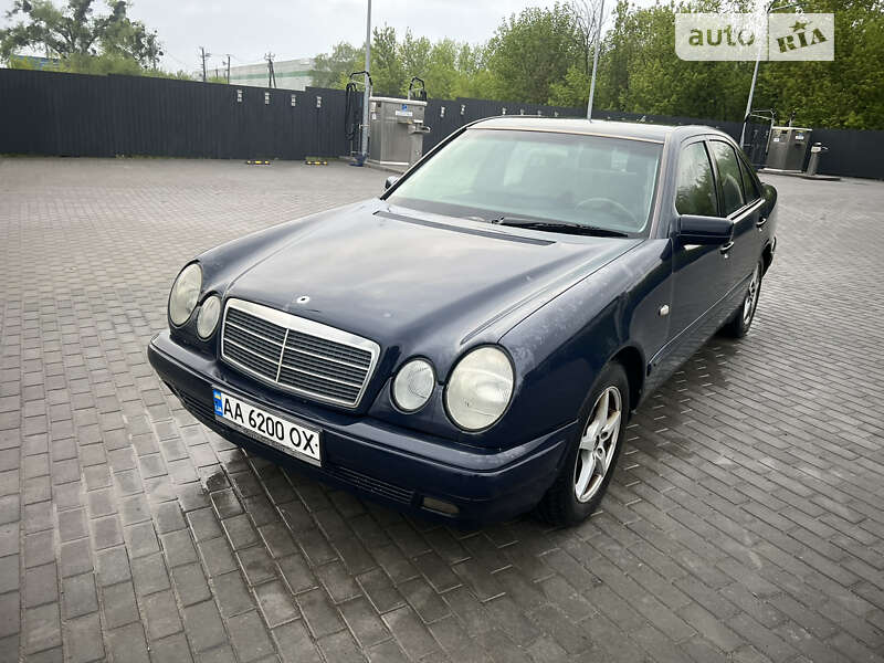 Седан Mercedes-Benz E-Class 2000 в Киеве