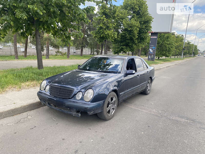 Седан Mercedes-Benz E-Class 2000 в Киеве