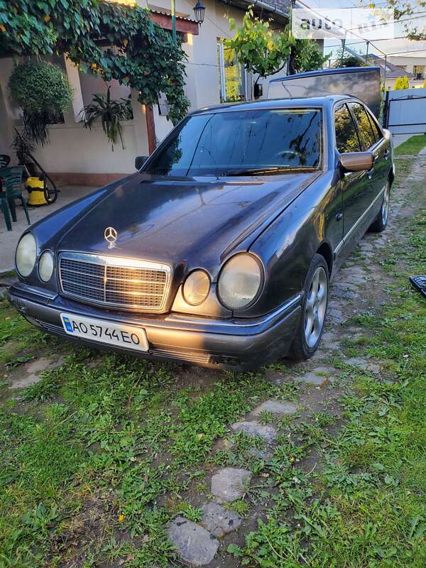 Седан Mercedes-Benz E-Class 1996 в Ужгороді