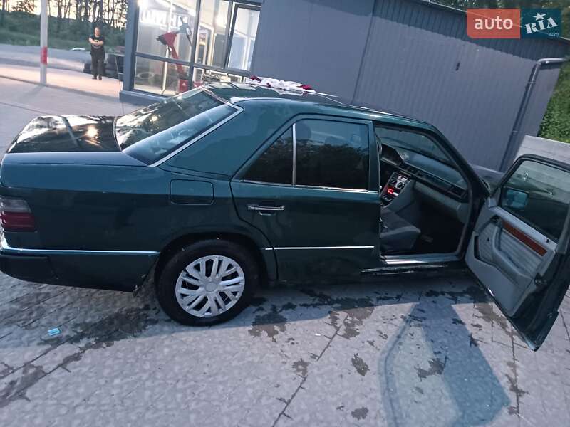 Седан Mercedes-Benz E-Class 1992 в Николаеве