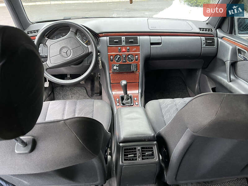 Седан Mercedes-Benz E-Class 1995 в Шацке