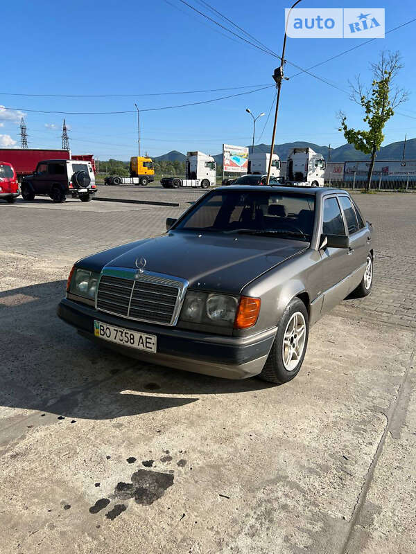 Седан Mercedes-Benz E-Class 1990 в Хусті