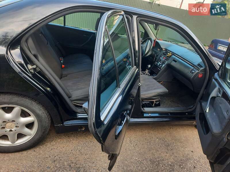 Седан Mercedes-Benz E-Class 2002 в Иршаве