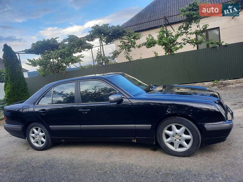 Седан Mercedes-Benz E-Class 2002 в Иршаве
