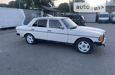 Седан Mercedes-Benz E-Class 1980 в Чернівцях