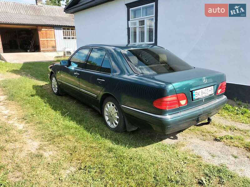 Седан Mercedes-Benz E-Class 1996 в Рокитном