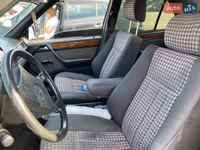 Седан Mercedes-Benz E-Class 1992 в Одесі