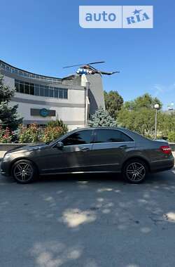 Седан Mercedes-Benz E-Class 2010 в Дніпрі