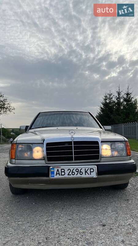 Седан Mercedes-Benz E-Class 1986 в 