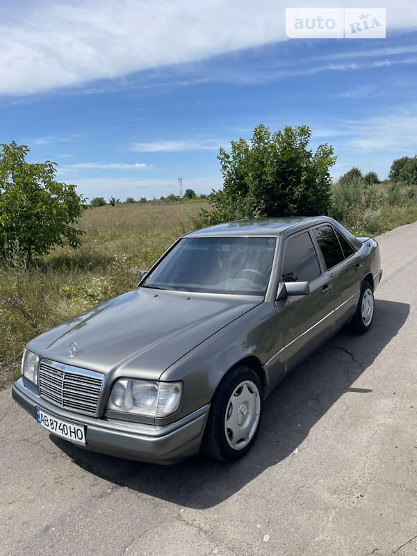 Седан Mercedes-Benz E-Class 1993 в Баре