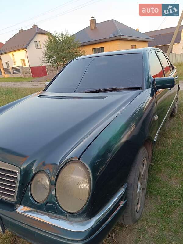 Седан Mercedes-Benz E-Class 1997 в Березному