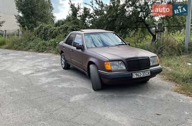 Седан Mercedes-Benz E-Class 1992 в 